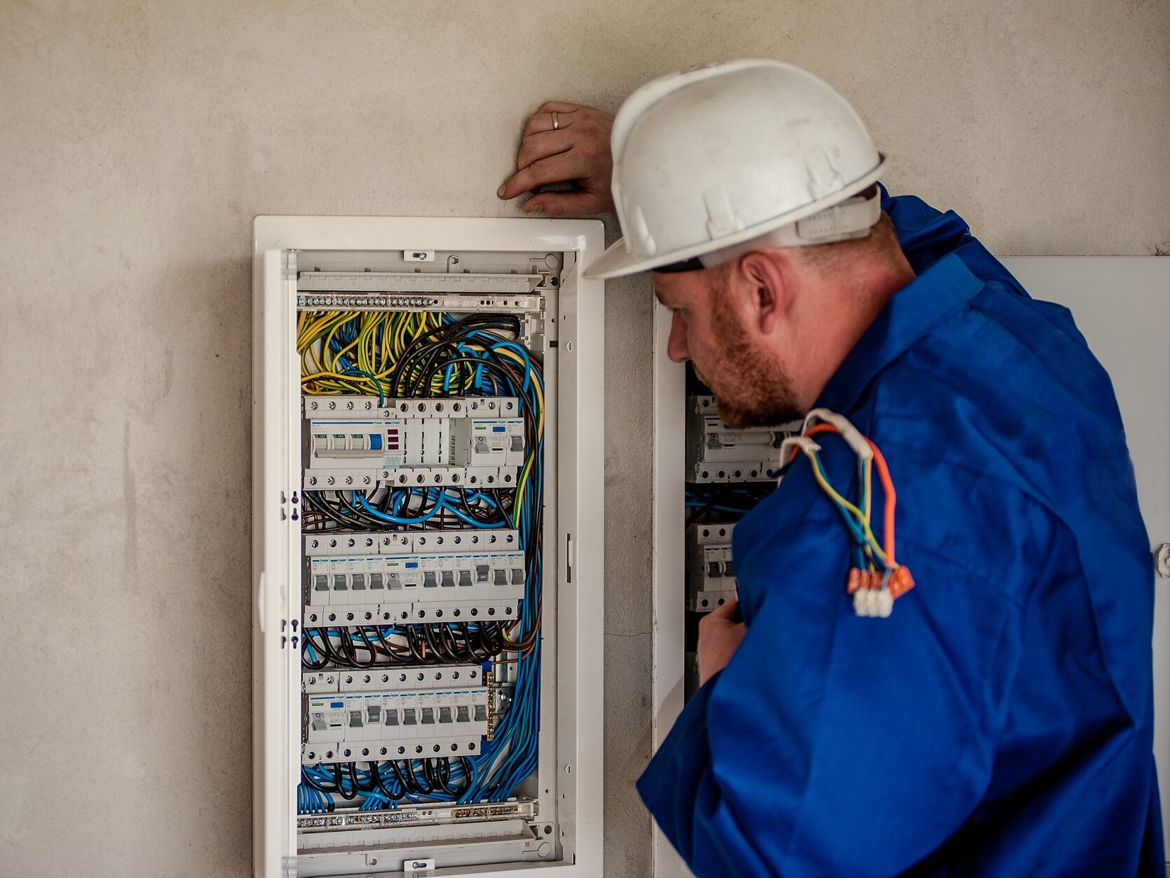 Mitarbeiter kontrolliert einen Stromverteiler
