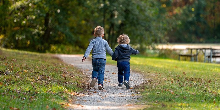 Zwei Kinder laufen