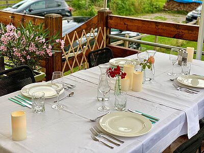 gedeckter Tisch auf der Terrasse